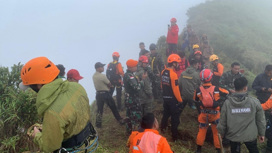 Rơi máy bay Indonesia: Tìm thấy nạn nhân đầu tiên, cứu hộ vô cùng khó khăn